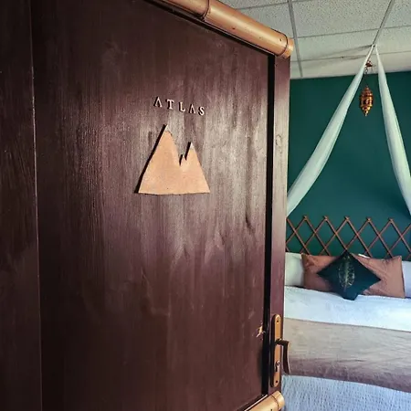 Δωμάτια σε οικογενειακή κατοικία Atlas With Shared Bathroom *