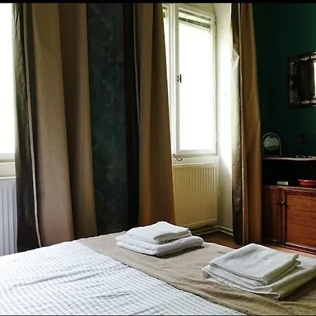 Δωμάτια σε οικογενειακή κατοικία Atlas With Shared Bathroom Μπρατισλάβα