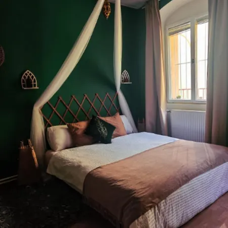 Atlas With Shared Bathroom *